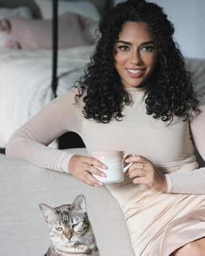 Sharon Carpenter Instagram - Coffee and Toffee…
📸: @sharonwellstudios 
💄: @beauty_renovations