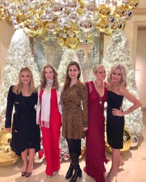 Sharon Case Instagram - I hope everyone has had a great holiday season! These 4 pix are from our annual holiday photo shoot. #holidayseason2019 🎁