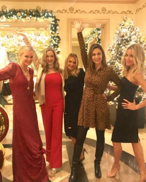 Sharon Case Instagram - I hope everyone has had a great holiday season! These 4 pix are from our annual holiday photo shoot. #holidayseason2019 🎁