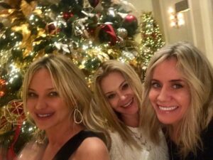 Sharon Case Instagram - Merry Christmas 2018 #🎄 #joytotheworld !!