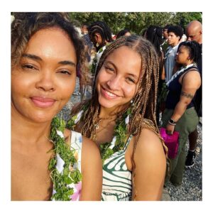 Sharon Leal Instagram - these two 😍😍 
my beautiful god daughters . 👑👑
blessed wreaths from the king of ghana 🇬🇭 no SERIOUSLY…..from the KINGDOM! 🤯🙏🏾