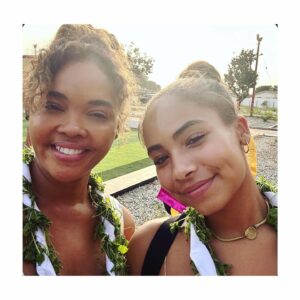 Sharon Leal Instagram - these two 😍😍 
my beautiful god daughters . 👑👑
blessed wreaths from the king of ghana 🇬🇭 no SERIOUSLY…..from the KINGDOM! 🤯🙏🏾