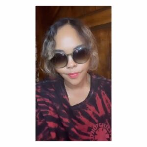 Sharon Leal Instagram - #whattheflipmom #momtalk 🍍

FLIP: a term used colloquially by filipino youth to refer to those of filipino descent.
or 
funny little island people 🏝️