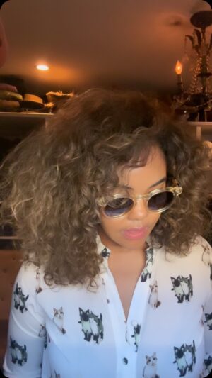Sharon Leal Instagram - #momtalk #whatheflipmom 

 Flip: a term used colloquially by Filipino American youth to refer to those of Filipino descent.
or: funny little island people 🏝️