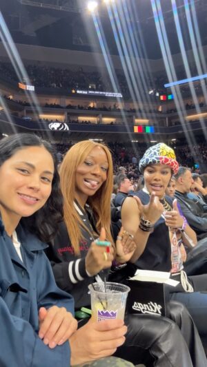 Shayna McHayle Instagram - courtside fun with some of my castmates lastnightttt!!🫶🏾💕🏀 one for the record!!!!

📹 @kvnhrtlss