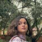 Sheetal Shetty Instagram - ಎಲ್ಲ ಪ್ರಾಪಂಚಿಕ ಗದ್ದಲಗಳ ನಡುವೆ ನಮ್ಮೊಳಗೆ ಒಂದು ಪುಟ್ಟ ಕಾವ್ಯಾತ್ಮಕ ನಿಶ್ಯಬ್ದತೆ ಪಿಸುಗುಡ್ತಿದೆ. ಆ ಮೌನಕ್ಕೆ ಕಿವಿ ಕೊಡಿ.. With all the noise around us there's a place for a silent poem murmuring within, give all ears to that silence #sheetalaakshara #sheetalshetty #kannadaliterature #trending #poems #shewrites #kannadawritings #kannadasahitya #kannadakavanagalu #sandalwood #kfi #writersofinstagram #writerlife #creativewriting #shee_tales