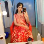 Sheetal Tiwari Instagram - Makeup room diaries! - - - - - #réel #inbetween #actor #actorslife #livelovelaugh #sheetaltiwari #lakshmi #goddess #matalakshmi #mythology #color #gratitude