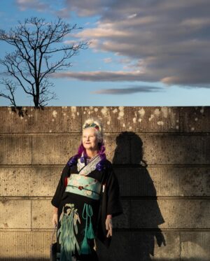Sheila Cliffe Instagram - Evening light on antique kurotomesode with my kazari koshihimo. 夕日とアンチック留袖と飾り腰紐。　#japaneseculture #japanesefashion #japanesestyle #sotd #stylista #tokyofashion  #over60style #over60andfabulous #over60 #grayhair #kimonobijin #advancedstyle #きもの  #きものコーディネート #着物  #着物生活 #着物好き #着物でお出かけ  #趣着物 

Photo @makishimaderek