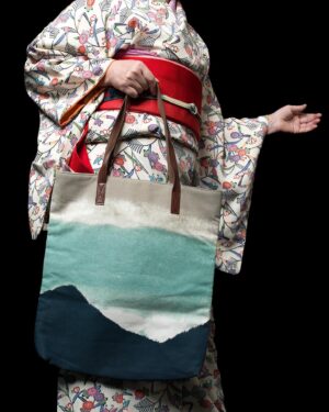 Sheila Cliffe Instagram - Beautiful bingata kimono and new Hakata obi set. This set is sold. With tote bag from the UK. 可愛い紅型小紋セット．博多帯は新しい。　襟、帯揚げ、帯締め、イギリスのトットバッグ。　サイズは最後の写真。売れきれました。
#japaneseculture #japanesefashion #japanesestyle #sotd #stylista #tokyofashion  #over60style #over60andfabulous #over60 #grayhair #kimonobijin #advancedstyle #きもの  #きものコーディネート #着物  #着物生活 #着物好き #着物でお出かけ  #趣着物 

写真　@makishimaderek
