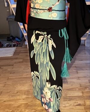 Sheila Cliffe Instagram - Wearing an old kurotomesode for Hanami lunch. Can you see my sparrows? 古い黒留袖。雀は見えますか？　#japaneseculture #japanesefashion #japanesestyle #sotd #stylista #tokyofashion  #over60style #over60andfabulous #over60 #grayhair #kimonobijin #advancedstyle #きもの  #きものコーディネート #着物  #着物生活 #着物好き #着物でお出かけ  #趣着物