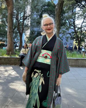 Sheila Cliffe Instagram - Wearing an old kurotomesode for Hanami lunch. Can you see my sparrows? 古い黒留袖。雀は見えますか？　#japaneseculture #japanesefashion #japanesestyle #sotd #stylista #tokyofashion  #over60style #over60andfabulous #over60 #grayhair #kimonobijin #advancedstyle #きもの  #きものコーディネート #着物  #着物生活 #着物好き #着物でお出かけ  #趣着物