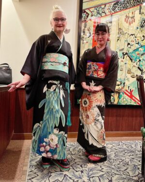 Sheila Cliffe Instagram - Wearing an old kurotomesode for Hanami lunch. Can you see my sparrows? 古い黒留袖。雀は見えますか？　#japaneseculture #japanesefashion #japanesestyle #sotd #stylista #tokyofashion  #over60style #over60andfabulous #over60 #grayhair #kimonobijin #advancedstyle #きもの  #きものコーディネート #着物  #着物生活 #着物好き #着物でお出かけ  #趣着物