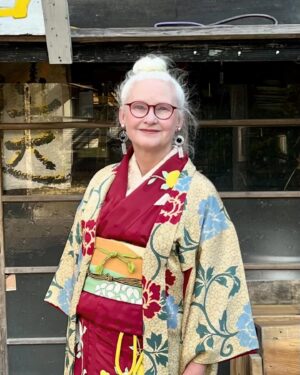Sheila Cliffe Instagram - Just walking in Nakano. 中野の散歩。　#japaneseculture #japanesefashion #japanesestyle #sotd #stylista #tokyofashion  #over60style #over60andfabulous #over60 #grayhair #kimonobijin #advancedstyle #きもの  #きものコーディネート #着物  #着物生活 #着物好き #着物でお出かけ  #趣着物