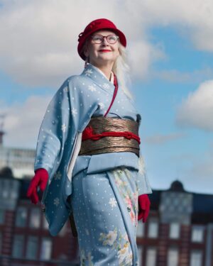 Sheila Cliffe Instagram - Will it snow tomorrow? 明日は雪降るかしら❓　Photo @makishimaderek #japaneseculture #japanesefashion #japanesestyle #sotd #stylista #tokyofashion  #over60style #over60andfabulous #over60 #grayhair #kimonobijin #advancedstyle #きもの  #きものコーディネート #着物  #着物生活 #着物好き #着物でお出かけ  #趣着物