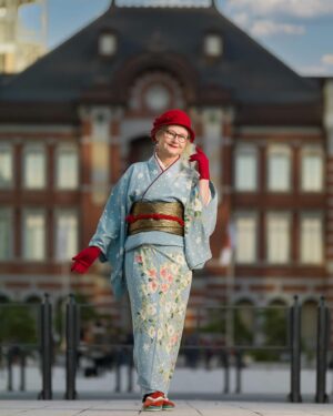 Sheila Cliffe Instagram - Will it snow tomorrow? 明日は雪降るかしら❓　Photo @makishimaderek #japaneseculture #japanesefashion #japanesestyle #sotd #stylista #tokyofashion  #over60style #over60andfabulous #over60 #grayhair #kimonobijin #advancedstyle #きもの  #きものコーディネート #着物  #着物生活 #着物好き #着物でお出かけ  #趣着物