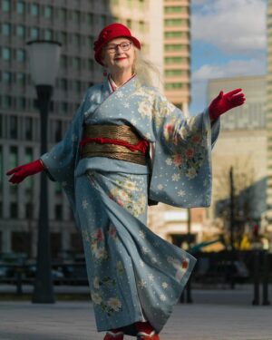 Sheila Cliffe Instagram - Will it snow tomorrow? 明日は雪降るかしら❓　Photo @makishimaderek #japaneseculture #japanesefashion #japanesestyle #sotd #stylista #tokyofashion  #over60style #over60andfabulous #over60 #grayhair #kimonobijin #advancedstyle #きもの  #きものコーディネート #着物  #着物生活 #着物好き #着物でお出かけ  #趣着物