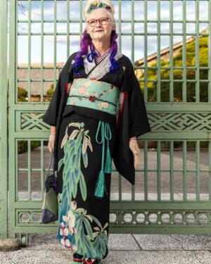 Sheila Cliffe Instagram - Evening light on antique kurotomesode with my kazari koshihimo. 夕日とアンチック留袖と飾り腰紐。　#japaneseculture #japanesefashion #japanesestyle #sotd #stylista #tokyofashion  #over60style #over60andfabulous #over60 #grayhair #kimonobijin #advancedstyle #きもの  #きものコーディネート #着物  #着物生活 #着物好き #着物でお出かけ  #趣着物 

Photo @makishimaderek