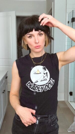 Shenae Grimes-Beech Instagram - RAZOR CUTTING MY BANGS AT HOME ✂️🤘🏻

I’m not a professional but I’ve been cutting my fringe at home for years and years. This was my first time attempting a razor and I will definitely be doing it like this moving forward because I found adding texture with a razor to be far easier than scissors. I will say cutting the length is a learning curve so I’ve gotta work on my technique! 😬 Scissors are a great option for getting the overal length and shape you’re after before diving in with a razor, if you’re a razor rookie like me. And definitely still love having my scissors on hand to clean any stragglers up at the end.

Have linked everything I used in this video in my stories but you’ll find it all on my Hair Essentials List on my Amazon storefront — in my bio!

#shorthair #bangs #fringe #diyhaircut