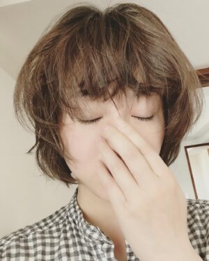 Shihori Kanjiya Instagram - 年々髪の癖が強くなってます。
せめて心は素直でいたいものですね。
最近は時間さえあれば『頭痛肩こり樋口一葉』の台本を開いてしまいます。
もうすぐお稽古が始まると思うとドキドキです。
この作品が決まった時から本当に本当に嬉しくてワクワクしかありません。
私はこまつ座公演としては9代目の樋口一葉ということらしいです。
この機会に感謝しながら、この名作に向き合っていけたらと思います。
皆さん、是非観に来てくださいね！
@komatsuza_official 
#こまつ座 ＃舞台 #頭痛肩こり樋口一葉 #夏子