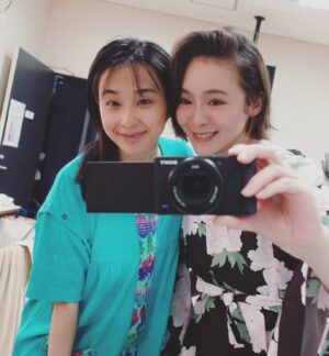 Shihori Kanjiya Instagram - 頭痛肩こり樋口一葉
本日公演３日目を迎えました。
このコロナ禍に来てくださるお客様に本当に感謝です。
皆様のおかげで公演を続ける事ができます。
来てくださる方々の感想も本当に励みになるお言葉ばかりで、頑張れます。
写真は私が演じる一葉こと夏子の妹の邦子役のさおりちゃん。
可愛くて綺麗でお稽古の時は横顔にいつも見惚れてました(*´꒳`*)
今回はお鼻や頬に汚しメイクをして邦子らしさを表現されています。
共演者の皆さんは本当に素敵な方ばかりで、疲労困憊でも楽屋に入ってみんなの顔を見ておしゃべりすると元気になる、そんなカンパニーです。
まだまだ公演は続きます。
劇場でお待ちしています！

そして今夜は私が吹き替えをさせていただいている『アストリッドとラファエル』の第2話になります。
今夜も目が離せません！
是非ご覧ください(*^ω^*)

#舞台 #頭痛肩こり樋口一葉 #瀬戸さおり #NHK #アストリッドとラファエル文書係の事件録 #今夜 #23時 #放送