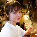 Shihori Kanjiya Instagram - もう1ヶ月以上前の写真、、 また生牡蠣食べに行きたいなぁ。 今は毎日『頭痛肩こり樋口一葉』の舞台のお稽古に励んでいます。 そして明日からは私が吹き替えを担当している、『アストリッドとラファエル文書係の事件録』の放送がスタートします！ フランス発のミステリードラマ。 私はアストリッドの声を担当しています。 とても面白いので是非ご覧ください！ #nhk #アストリッドとラファエル文書係の事件録 ＃アストリッドとラファエル #7月24日 #23時10分から #放送 です！