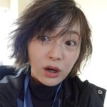 Shihori Kanjiya Instagram - 屋上のシーンは髪ボッサボサ😅 #土ドラ #顔だけ先生