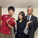 Shihori Kanjiya Instagram - ちりとてちん15周年大感謝祭 来てくださった皆様、ありがとうございました！ こんなに時間が経っても、こんなに愛されてる作品に参加できて幸せだなぁと何度も思いました。 15年ぶりにお会いした茂山さんは私の拙いトークも全て拾ってくれて本当に頼れる兄さんだなと改めて思いました。 遠藤さんは緊張する私に 「予定と違うことになっても全然良いから！」とおっしゃってくださいました。 舞台に出たら本当に喜ぶお客さんを感じることができて、この光景をあの時のＢ子に見せてあげたいと思いました。 15年経ってもあの時の私たちを優しく見守って愛してくれるひとがいるんだよーって。 15年前のあの時もこうやって沢山の方々に支えられていたんだなぁと胸が熱くなりました。 あの時よりは少し大人になったから分かることが増えてきたけど、あの時しか分からなかったこともあって、それが作品に残っていて、今こうやって振り返ることが出来て、幸せです。 ちりとてちんを愛してくださった皆様、本当にありがとうございました。 #朝ドラ #ちりとてちん #ちりとてちん15周年大感謝祭 #茂山宗彦 #遠藤理史