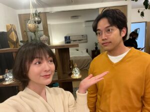 Shihori Kanjiya Instagram - DREAMS COME TRUEさんの世界観をみなさんにお届けします！
明後日7月7日から
スターチャンネルEXで
『空を読む』の配信がスタートされますが、とても好評とのことで私が出演している1話はそれに先駆けて
7月６日21時からBSスカパーでも放送されることになりました！
写真は三浦貴大さんと。
三浦さんと一緒の日は常に爆笑してたなぁ。
合間ではスタッフさんと記念撮影。笑
楢木野監督をはじめ、 大好きな方ばかりでした。
また皆さんとお会いしたいーーー！

#5つの歌詩 
#空を読む
#DREAMSCOMETRUE
#ドリカム 
#三浦貴大