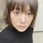 Shihori Kanjiya Instagram - そういえば、 ３話の10年後の妄想シーンでは ソバカスと白髪を付けてもらいました。 いかがでしたか？笑 今夜は４話！ 是非ご覧ください！ #土ドラ #顔だけ先生