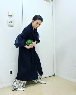 Shihori Kanjiya Instagram - 昨日はとある番宣の収録でした。
楽屋に入ったらスイカが、、
スタイリストmickちゃんからの差し入れでした〜
ありがとう(*^◯^*)
そんな季節か〜
#スタイリスト #mick
#ヘアメイク #北一騎