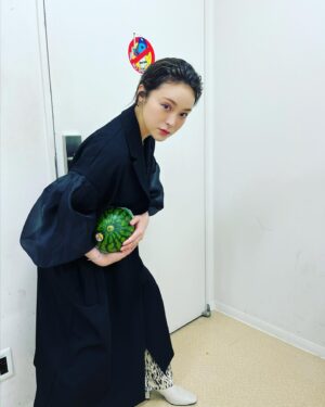 Shihori Kanjiya Instagram - 昨日はとある番宣の収録でした。
楽屋に入ったらスイカが、、
スタイリストmickちゃんからの差し入れでした〜
ありがとう(*^◯^*)
そんな季節か〜
#スタイリスト #mick
#ヘアメイク #北一騎