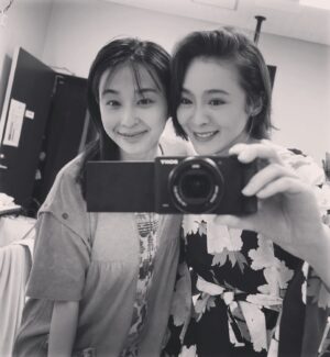 Shihori Kanjiya Instagram - 頭痛肩こり樋口一葉
本日公演３日目を迎えました。
このコロナ禍に来てくださるお客様に本当に感謝です。
皆様のおかげで公演を続ける事ができます。
来てくださる方々の感想も本当に励みになるお言葉ばかりで、頑張れます。
写真は私が演じる一葉こと夏子の妹の邦子役のさおりちゃん。
可愛くて綺麗でお稽古の時は横顔にいつも見惚れてました(*´꒳`*)
今回はお鼻や頬に汚しメイクをして邦子らしさを表現されています。
共演者の皆さんは本当に素敵な方ばかりで、疲労困憊でも楽屋に入ってみんなの顔を見ておしゃべりすると元気になる、そんなカンパニーです。
まだまだ公演は続きます。
劇場でお待ちしています！

そして今夜は私が吹き替えをさせていただいている『アストリッドとラファエル』の第2話になります。
今夜も目が離せません！
是非ご覧ください(*^ω^*)

#舞台 #頭痛肩こり樋口一葉 #瀬戸さおり #NHK #アストリッドとラファエル文書係の事件録 #今夜 #23時 #放送