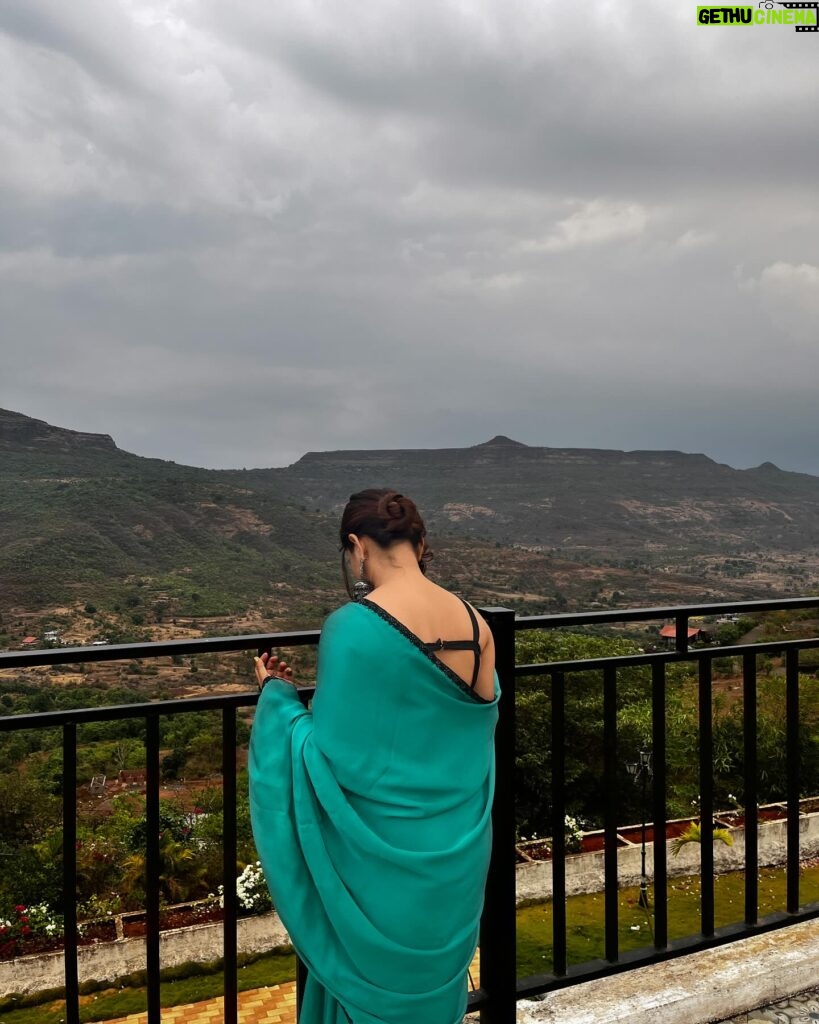 Shilpa Raizada Instagram - Ye mausam ka jaadoo hai 💚💚💚💚💚 I love #saree but saree’s love me more ❤️🙂👍 #blessed #gratitude #thankyouforeverything #🙏🏻