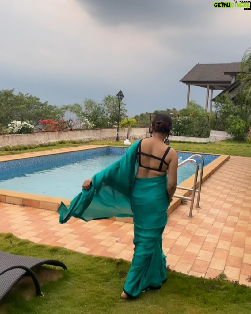 Shilpa Raizada Instagram - Ye mausam ka jaadoo hai 💚💚💚💚💚 I love #saree but saree’s love me more ❤️🙂👍 #blessed #gratitude #thankyouforeverything #🙏🏻