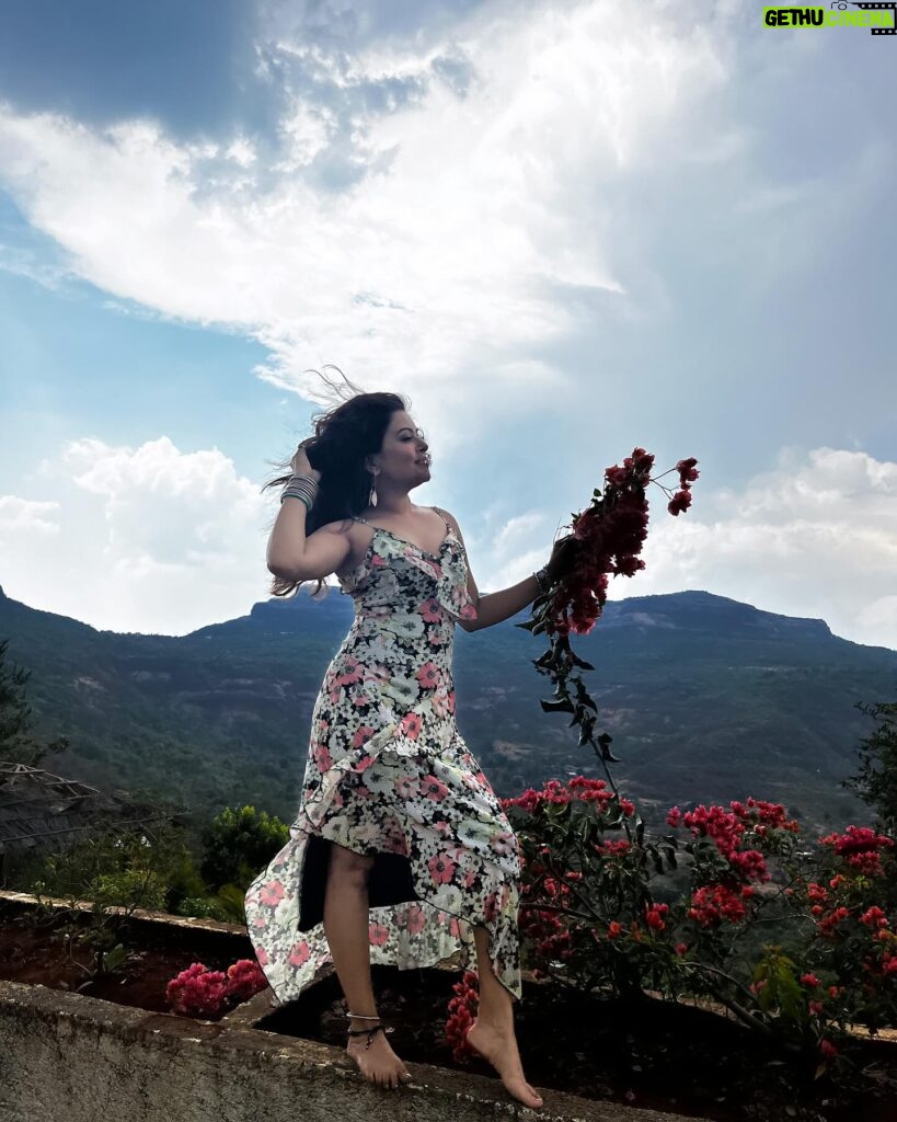 Shilpa Raizada Instagram - Akhirkaar phool laga hi liya baalon mein 🌼 …….. #loveyourself #justlove #lovemethewayiam #loveislove #loveisbeautiful #loveme #iseeit #ilikeit #iwantit #igetit #simplylove #loveintheair #lovestory #lovequotes #loveyouall #godiskind #shilparaizada