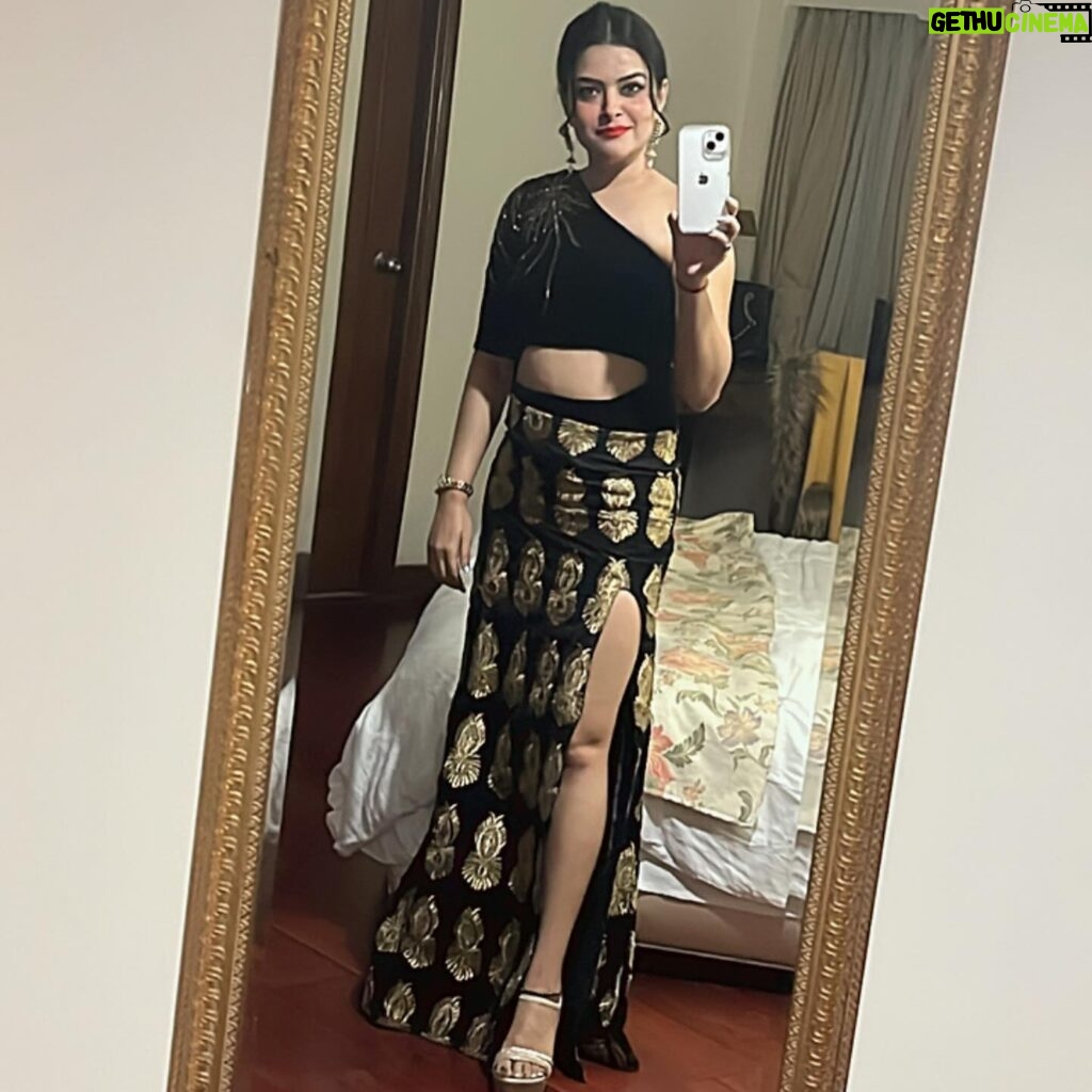Shilpa Raizada Instagram - I love my all pics 😛 Bohat dino baad 😘👌❤️🖤💛 Dress meri dost ki hai, and design by her 😘👌@tushita.jain waise suit kar rahi hai mujhpe 😛 Ankitaaaaaa 👌💕 I just love myself more 😛👏🏻 proud of you @shilparaizada #shilparaizada Thanks for click @_kamal.narang_ 👏🏻
