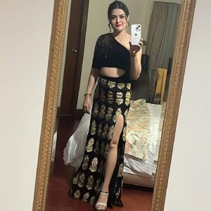 Shilpa Raizada Instagram - I love my all pics 😛 Bohat dino baad 😘👌❤️🖤💛 

Dress meri dost ki hai, and design by her 😘👌@tushita.jain waise suit kar rahi hai mujhpe 😛 Ankitaaaaaa 👌💕 

I just love myself more 😛👏🏻 proud of you @shilparaizada
#shilparaizada 
Thanks for click @_kamal.narang_ 👏🏻