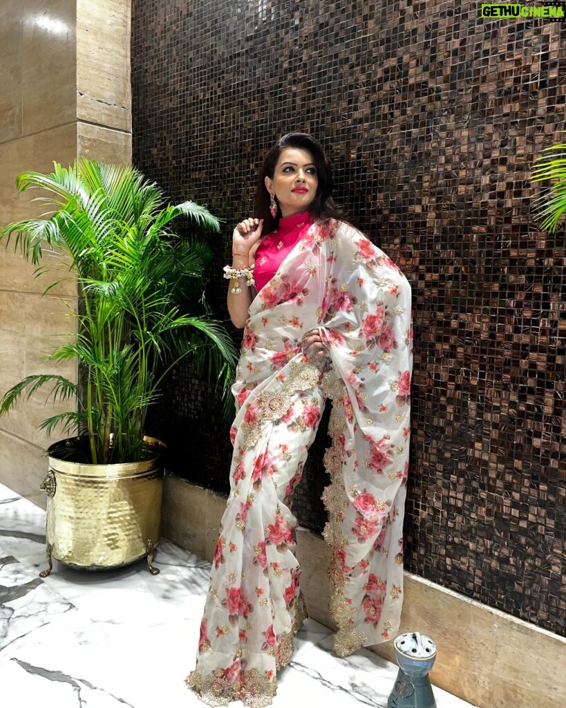 Shilpa Raizada Instagram - Saree lover 🩷🤍🩷 #indianwear #sareelover #lovesaree #shilparaizada #event #work #life #blessed #gratitude