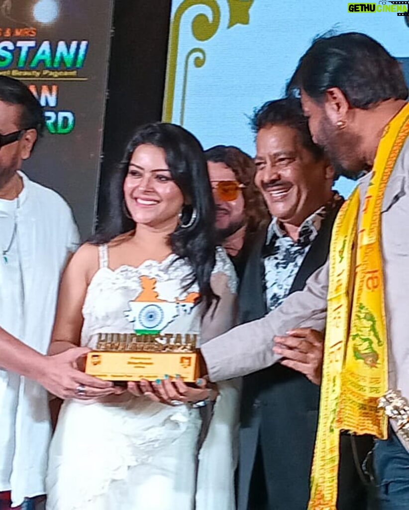 Shilpa Raizada Instagram - Last night I got this Hindustani Ratan award from most talented musicians and singers @ismaildarbarofficial sir @uditnarayanmusic sir THANKYOU SO MUCH FOR THIS BEAUTIFUL AWARD I love this word Hindustani even we all because “Hum Hindustani “ 😊😊😊 Jai ho jai hind Jai Bharat Jai ram ji ki 😊🙏 once again thank you so much #shilparaizada #award #hindustani #humhindustani #jaiho #jairamjiki🙏 #jaihind #jaibharat