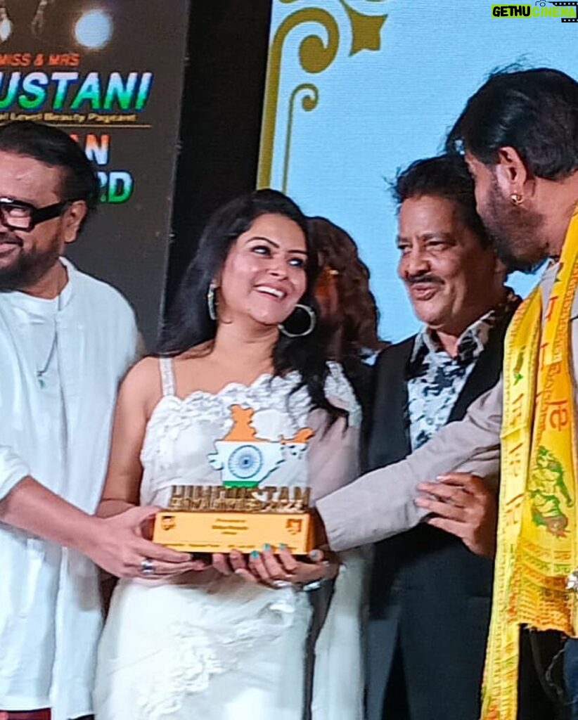 Shilpa Raizada Instagram - Last night I got this Hindustani Ratan award from most talented musicians and singers @ismaildarbarofficial sir @uditnarayanmusic sir THANKYOU SO MUCH FOR THIS BEAUTIFUL AWARD I love this word Hindustani even we all because “Hum Hindustani “ 😊😊😊 Jai ho jai hind Jai Bharat Jai ram ji ki 😊🙏 once again thank you so much #shilparaizada #award #hindustani #humhindustani #jaiho #jairamjiki🙏 #jaihind #jaibharat