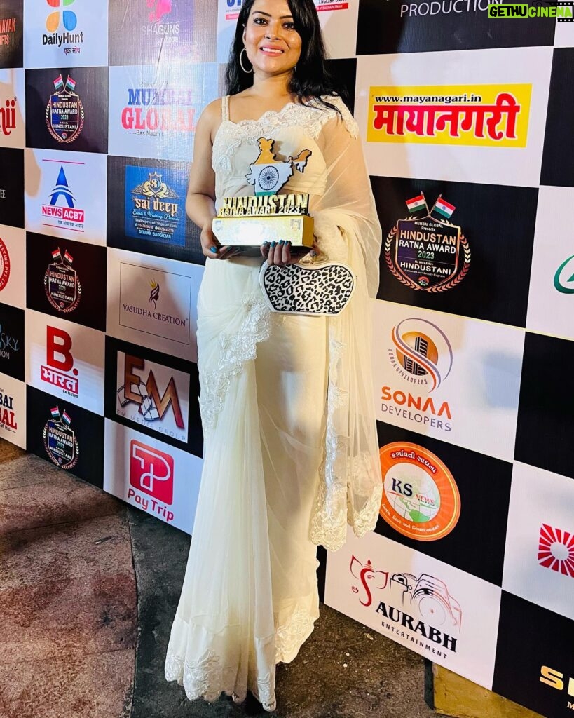 Shilpa Raizada Instagram - Last night I got this Hindustani Ratan award from most talented musicians and singers @ismaildarbarofficial sir @uditnarayanmusic sir THANKYOU SO MUCH FOR THIS BEAUTIFUL AWARD I love this word Hindustani even we all because “Hum Hindustani “ 😊😊😊 Jai ho jai hind Jai Bharat Jai ram ji ki 😊🙏 once again thank you so much #shilparaizada #award #hindustani #humhindustani #jaiho #jairamjiki🙏 #jaihind #jaibharat