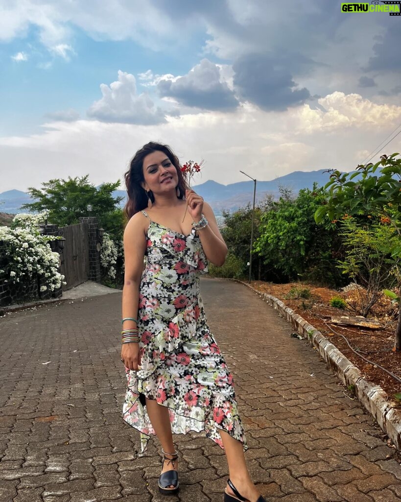 Shilpa Raizada Instagram - Akhirkaar phool laga hi liya baalon mein 🌼 …….. #loveyourself #justlove #lovemethewayiam #loveislove #loveisbeautiful #loveme #iseeit #ilikeit #iwantit #igetit #simplylove #loveintheair #lovestory #lovequotes #loveyouall #godiskind #shilparaizada