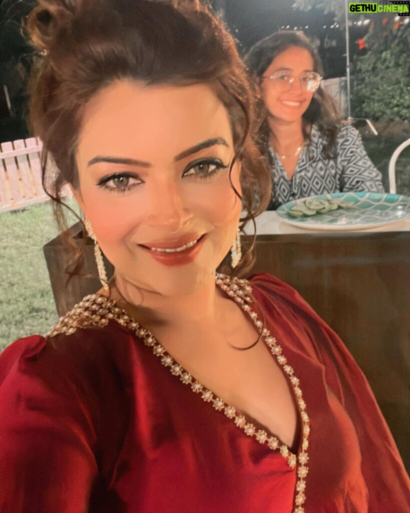 Shilpa Raizada Instagram - Hello everyone iam Happy to share few pics with my team from my album “Kade jo lagta tere jinna” Co-actor @siddhantissar19 & Naziya khan Director Manoj Tiwari sir Production @divatales_entertainment_llp Producor @hafee_85 ji Singer @shonaagonsalves 💕 Dop @im_ravikyadav Costume👗 @roselinmiddleton_ 😘👏🏻 All rounder photo credit 💕😘 @bhairavi_kotak #redgown #album #song #shooting #shilparaizada #happyme