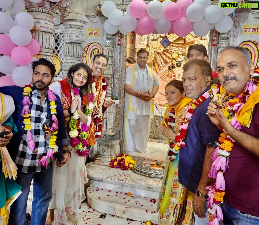 Shilpa Raizada Instagram - At Vrindavan after a success full show of RAMAYAN we went Banke Bihari Temple to receive blessings, In next few clips at Sneh Bihari Temple taking blessings of Karan Krishan Goswami ji 🙏🏻 And Last three clips from Hari Kripa Ashram 🙏🏻 Taking blessings of Shree Hari Chaitanya MahaPrabhu “Hem Bhat Maharaaj” Finally I want to Thank you @vindusingh sir for arranging VIP darshan for all of us 🙏🏻 iam so blessed 🥹 राधे राधे #radheradhe