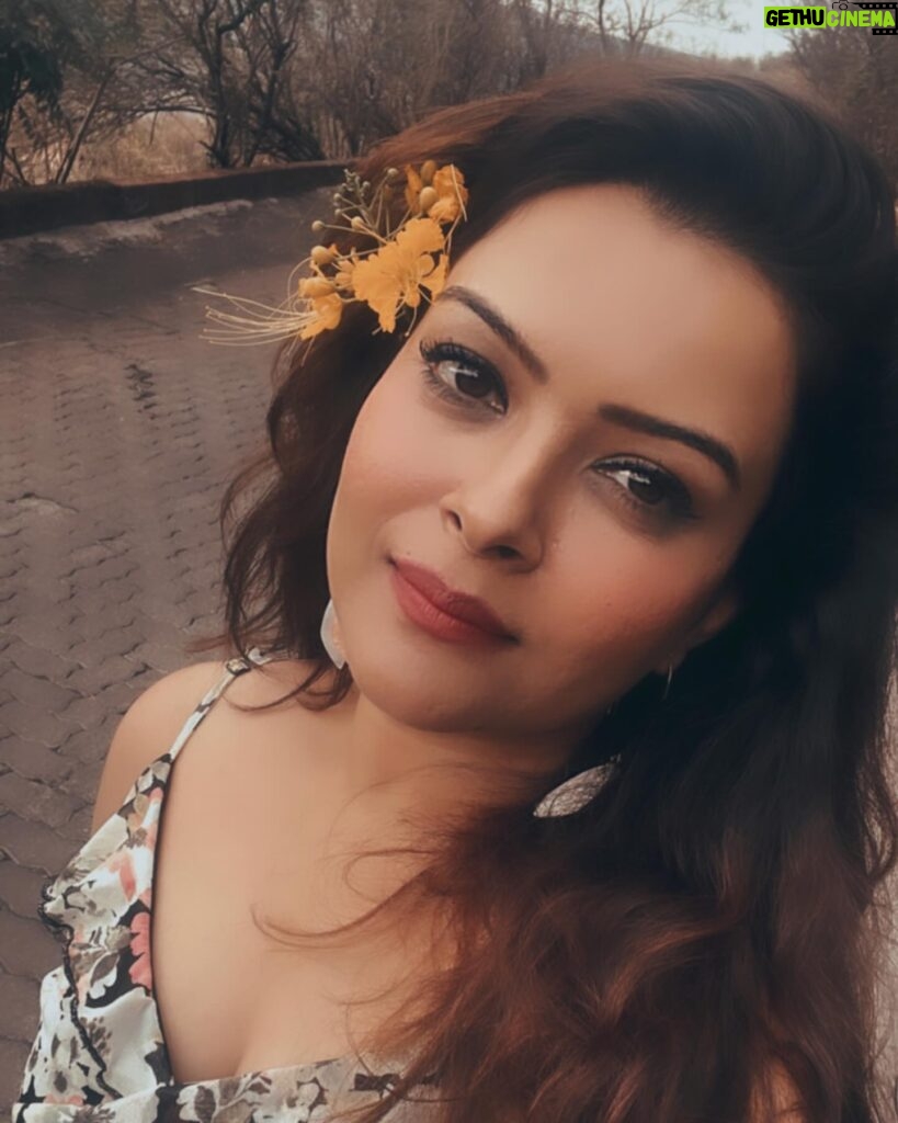 Shilpa Raizada Instagram - Akhirkaar phool laga hi liya baalon mein 🌼 …….. #loveyourself #justlove #lovemethewayiam #loveislove #loveisbeautiful #loveme #iseeit #ilikeit #iwantit #igetit #simplylove #loveintheair #lovestory #lovequotes #loveyouall #godiskind #shilparaizada