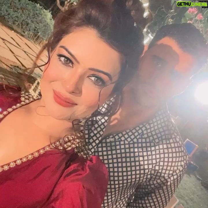 Shilpa Raizada Instagram - Hello everyone iam Happy to share few pics with my team from my album “Kade jo lagta tere jinna” Co-actor @siddhantissar19 & Naziya khan Director Manoj Tiwari sir Production @divatales_entertainment_llp Producor @hafee_85 ji Singer @shonaagonsalves 💕 Dop @im_ravikyadav Costume👗 @roselinmiddleton_ 😘👏🏻 All rounder photo credit 💕😘 @bhairavi_kotak #redgown #album #song #shooting #shilparaizada #happyme