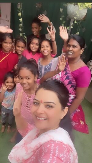 Shilpa Raizada Instagram - कुमकुम भरे कदमों से आएं

मां दुर्गा आपके द्वार

सुख संपत्ति मिले आपको अपार

आपके लिए शुभ हो दुर्गाष्टमी का त्योहार !

दुर्गाष्टमी 2023 की शुभकामनाएं ! 
#durga #durgaashtami #jaimatadi #blessed #gratitude #seekingblessings #🙏🏻🥹