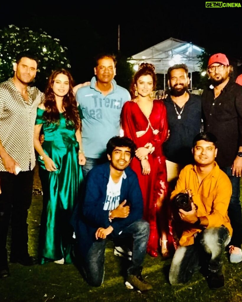 Shilpa Raizada Instagram - Hello everyone iam Happy to share few pics with my team from my album “Kade jo lagta tere jinna” Co-actor @siddhantissar19 & Naziya khan Director Manoj Tiwari sir Production @divatales_entertainment_llp Producor @hafee_85 ji Singer @shonaagonsalves 💕 Dop @im_ravikyadav Costume👗 @roselinmiddleton_ 😘👏🏻 All rounder photo credit 💕😘 @bhairavi_kotak #redgown #album #song #shooting #shilparaizada #happyme