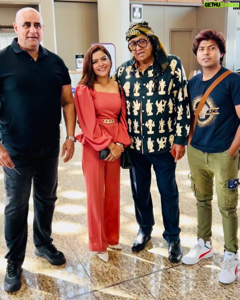 Shilpa Raizada Instagram - Delhi trip for an event with puneet sir @impuneetissar and Ranjeet sir @ranjeetthegoli and Rahul @the_heroooo Pic credit @the_heroooo thank you Rahul for this beautiful pics #trip #event #delhi