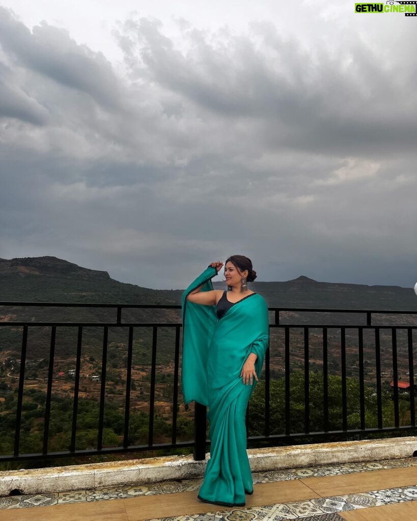 Shilpa Raizada Instagram - Ye mausam ka jaadoo hai 💚💚💚💚💚 I love #saree but saree’s love me more ❤️🙂👍 #blessed #gratitude #thankyouforeverything #🙏🏻